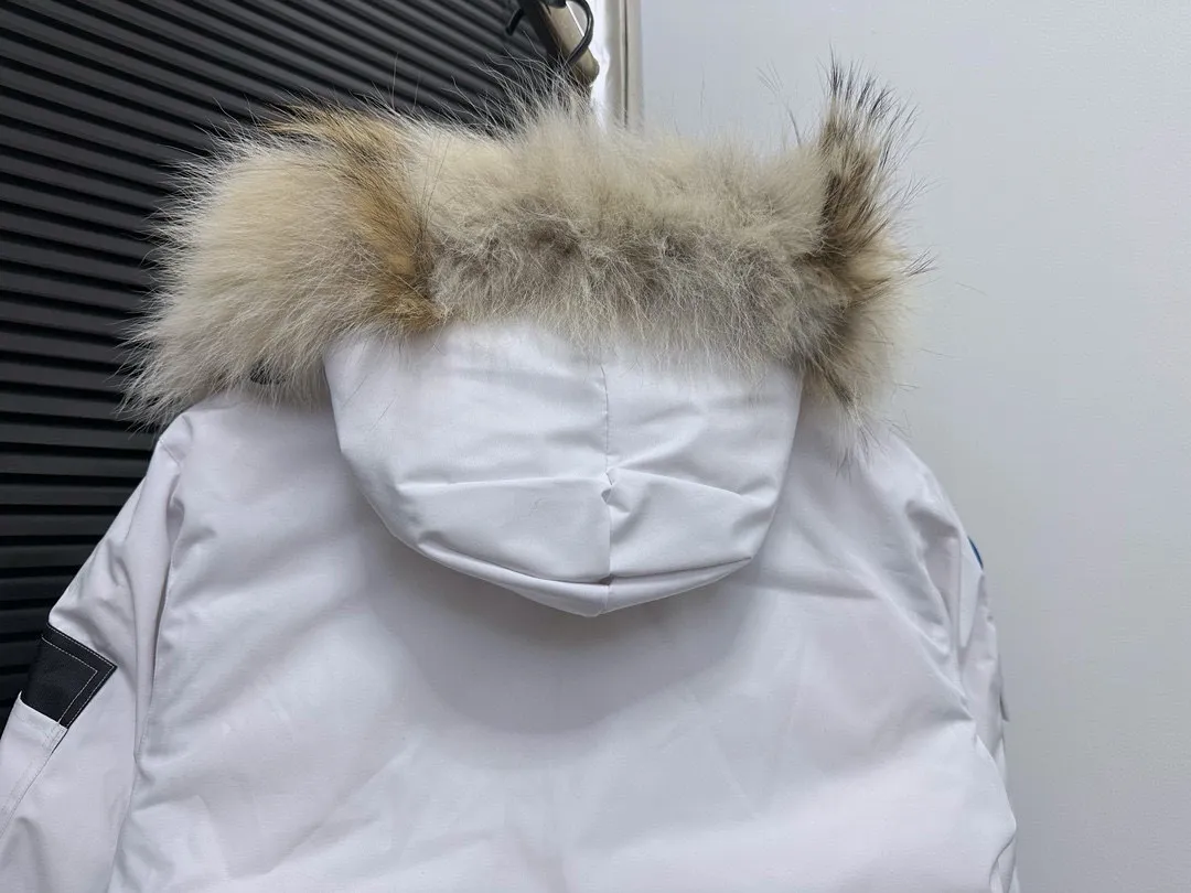 P780 Top Purchasing Version Dabai (Wolf Hair Optional) 🇨🇦CANADA GOOES 24 new models 08 models/couple models Factory direct supply: supplying global purchasing agents, micro-business, entities, Tmall, high-end stalls and studio cooperation, free shipping! Canada Goose Expedition Parka 2008 is the same style for men and women. It is mid-length and the most timeless classic. All Arctic and Antarctic scientific expedition teams choose Canada Goose as their cold-proof equipment. It is the Rolls-Royce of down jackets. ➖ Industry-leading anti-counterfeiting chip sensing. ➖ Imported Behringer embroidery machines and customized embroidery labels, the highest level and industry leading. ➖ Imported Korean 21-count polyester-cotton blended original fabric, TC85 waterproof coated fabric, water-repellent, windproof and wear-resistant. ➖ The new national standard 80 white duck down is filled with an average of 520 grams of down. The amount of down filled is industry-leading. ➖ 100% nylon lining with double double-layer sealing design to prevent velvet running, and seamless thread design on the cuffs! ➖ Western Canadian Green Wolf Collar. ➖ Yoshida YKK provides original factory-customized electroplated sliders. YKK two-way lockable zippers are tight and smooth and do not peel off paint. ➖ 3M composite Velcro is durable and the accessories and hardware are all custom-made. Note: Our copywriting is only simple and clear. Instead of bragging about the copywriting, it is better to compare and understand with samples. Only for the purest goose, the most dedicated, the most professional, the highest quality, the highest cost performance!  Size:XS-XXL